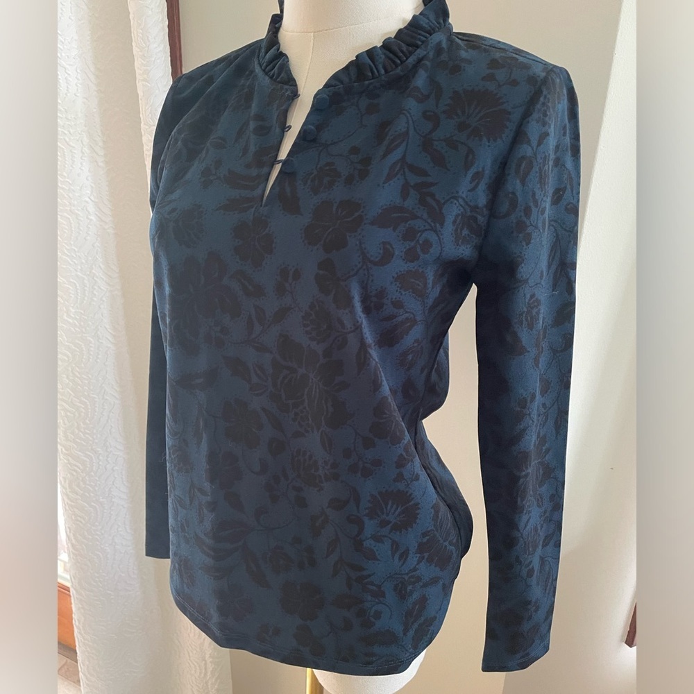 NWT Anne Taylor Floral Ruffle Neck Top in Blue and Black Small Petite - Picture 3 of 6